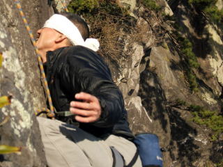 天野先生はタオルで目隠しをして登っています